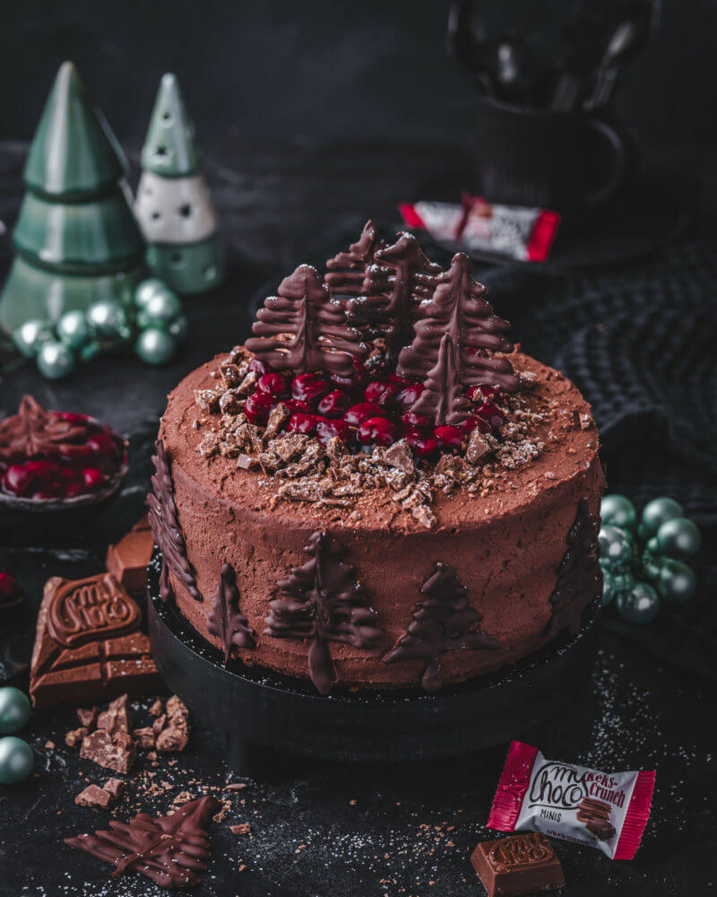 Schoko-Kirsch-Torte auf einem schwarzen kleinen Hocker